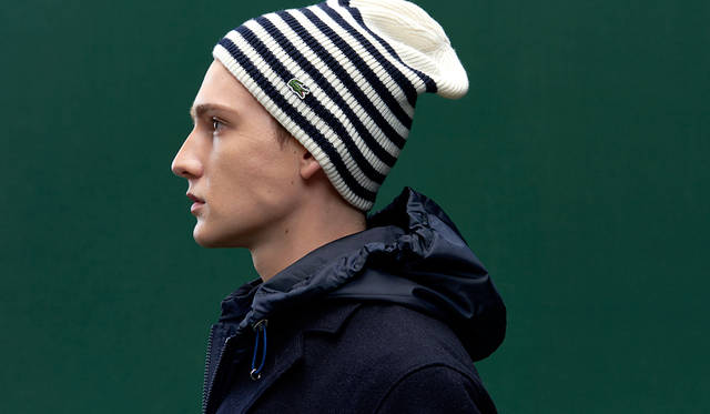 合わせるニット帽の色味を変えるだけで、コーディネートの雰囲気も変化。白の面積が大きいニット帽を選べば、よりヌケ感がうまれ、さわやかな見た目に。 <br /><br /> コート4万6000円、ニットキャップ5700円（ともにラコステ）