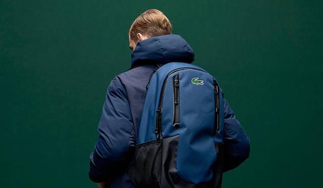 子どもっぽくなりがちなリュックスタイルも、着こなし次第で大人っぽく上品な見た目に。トーンを合わせて大人っぽい色遣いにすることで、シックなスポーティスタイルに。 <br /><br /> コート6万9000円、バックパック2万3000円（ともにラコステ）