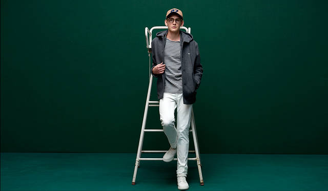 グレーのグラデーションで合わせた、スポーツスタイル。フランネル生地のパーカブルゾンは、１枚で上品でクリーンなスポーティな見た目を演出。 <br /><br /> コート5万6000円、Tシャツ9000円、キャップ6900円、シューズ2万1500円（すべてラコステ）