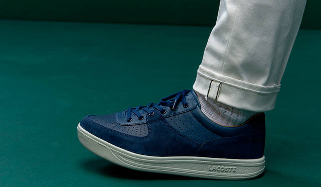 同色のレザー×スエードのコンビが特徴となるローテク顔のスニーカー。白のソールがスタイルにヌケ感と爽やかさをもたらせてくれる。上品顔ゆえ、ドレスパンツとも好相性。 <br /><br /> シューズ2万円（ラコステ）