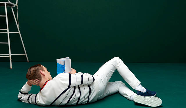 リラックスしているのに、どこか上品でエレガントな佇まいなのは、シックな色使いと上質な素材感のニットゆえ。伸縮性のある鹿の子素材は一枚で着ても快適な着用感を楽しめる。 <br /><br /> ニット2万3000円、ポロシャツ1万4000円、シューズ2万円（すべてラコステ）