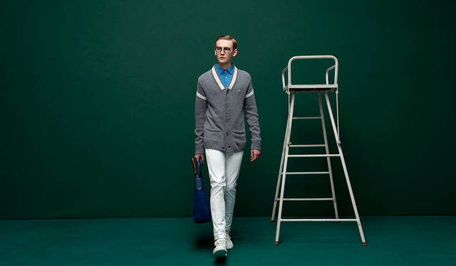 着丈の長いロングカーディガンは、シンプルなコーディネートで。小襟のシャツ、白のスニーカーと合わせることで、エスプリ漂うスタイルに。 <br /><br /> カーディガン2万9000円、シャツ1万2000円、バッグ2万4000円、シューズ2万1500円（すべてラコステ）