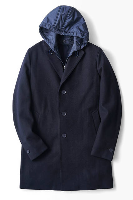 メルトン素材のシングルチェスターに、中綿入りのフードを合わせることでスポーティな見た目に。フード部分を取り外せば、トラッドなチェスターコートとしても着こなせる一枚だ。<br /> コート4万6000円（ラコステ）
