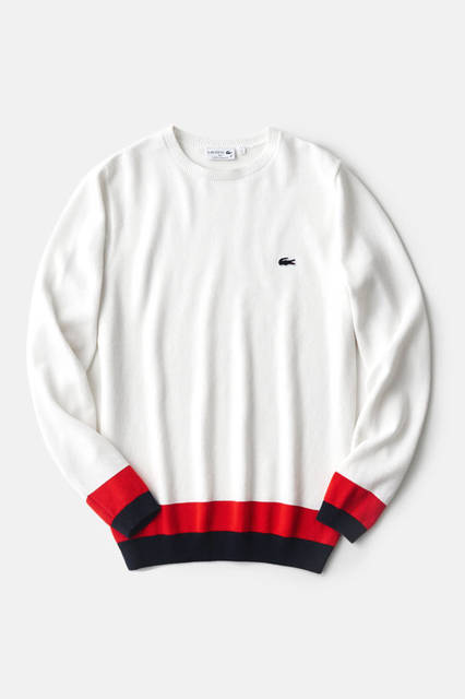 メイド イン フランスのニットは、アーカイブのデザインからインスピレーションを受けた、どこか懐かしさが漂うデザイン。柔らかな触り心地の鹿の子編みが同ブランドらしい。<br /> ニット2万3000円（ラコステ）