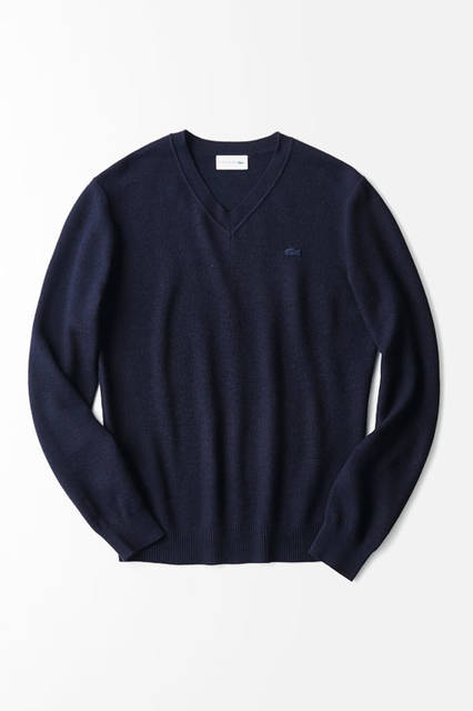 肌触りの良さにこだわった、ウール素材のＶネックニットは深すぎない上品なネックラインや、ゆるすぎないシルエットが魅力。ウォッシャブルウール仕様で、手入れが楽なのも嬉しい。<br /> ニット1万4000円（ラコステ）