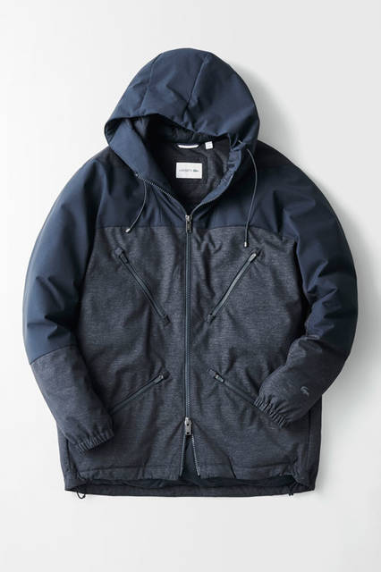 フロントに配されたクロスのファスナーや、袖からヨーク部分にかけての切り替えしが、モードな雰囲気を演出。さらに短めの着丈が、軽快感とスタイリッシュさをプラスしてくれる。<br /> コート6万9000円（ラコステ）