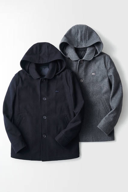 初秋から真冬まで使えるコートは、取り外し可能なフードとダウン仕様のライナーが装備された逸品。ダウンのライナーは取り外すことができ、ベスト単体としても着用できる。<br />コート5万6000円（ラコステ）