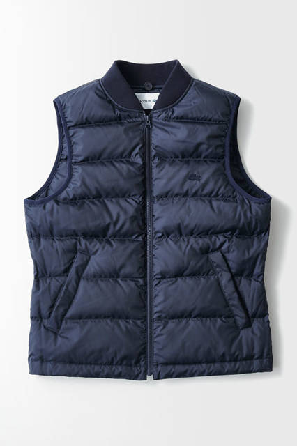 初秋から真冬まで使えるコートは、取り外し可能なフードとダウン仕様のライナーが装備された逸品。ダウンのライナーは取り外すことができ、ベスト単体としても着用できる。<br />コート5万6000円（ラコステ）