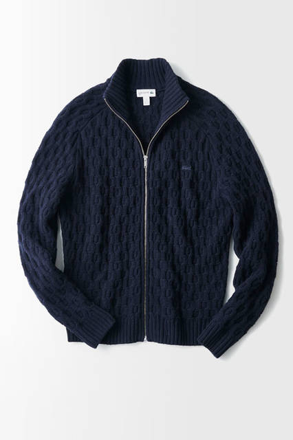 アランセーターの伝統的なハニカム柄（蜂の巣模様）をモチーフにしたニット。立体感のあるシルエットが、リッチな印象を醸す。高め襟のジップを閉めてこなせばシャープな印象に。<br /> ニットブルゾン2万6000円（ラコステ）