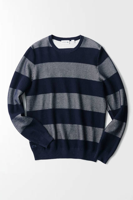ネイビー×ホワイトのボーダーは、着る人をエレガントかつ爽やかに見せてくれるうえ、合わせるジャケットの色味を選ばないのが特徴。ダブルフェイス仕様で、抜群の肌触り。<br />ニット1万9000円（ラコステ）