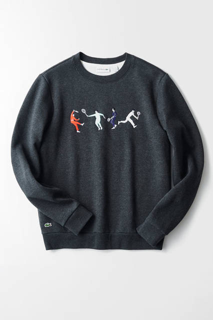 遊びのあるデザインと、ややゆったりとしたシルエットが、今日的でお洒落。裏毛仕様で、温かいうえに快適な着心地を楽しめるのも魅力。<br /> スウェット1万9000円（ラコステ）