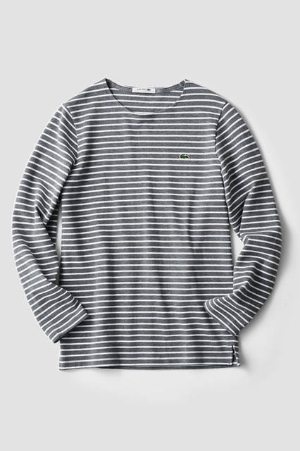 同ブランドが得意とする、鹿の子編みを施したロングスリーブカットソーは、スッキリしたシルエットでジャケットとの相性も抜群。<br /> Tシャツ9000円（ラコステ）