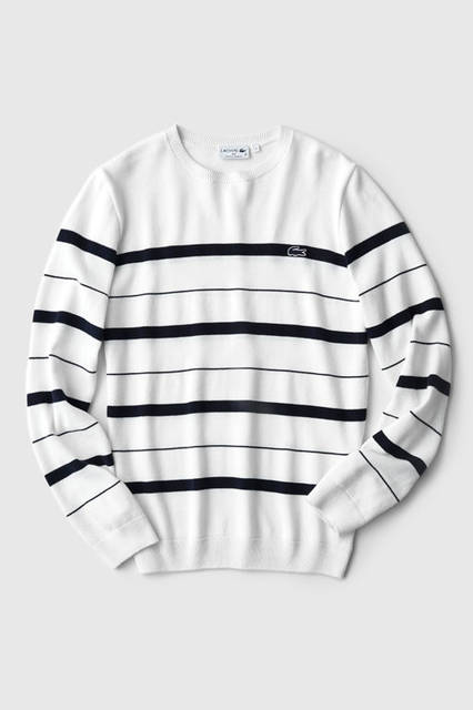 こちらも過去のアーカイブよりインスピレーションを受け、デザインされたボーダーニット。モノトーンで配色された柄に、あえてロゴを同色で纏めて大人っぽい仕上がりに。<br /> ニット2万3000円（ラコステ）