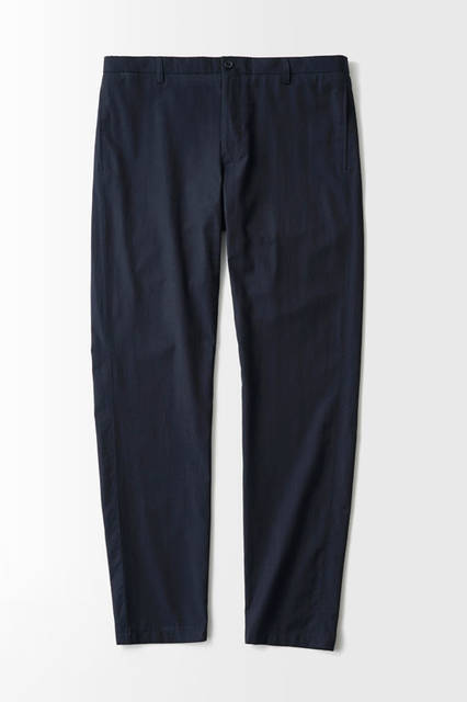 今季は綺麗な見た目のスラックスをも展開。ウール65％×コットン35％の一本は、ナチュラルストレッチが効き、タイトなシルエットでもストレスフリーな履き心地。<br />スラックス3万9000円（ラコステ）