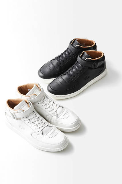 ベルクロのストラップを施したことで、フィット感がいままでより向上したスニーカー「TURBO2（ターボツー）」。ワックスストラップレースや、型押しのワニロゴなど遊び心が効いたデザイン。<br /> シューズ2万1500円（ラコステ）