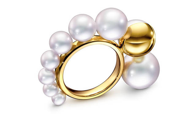 <strong>idea by SOSU｜アイデアバイソスウ</strong><br />「TASAKI」ポップアップショップ　シェル リング（MELANIE GEORGACOPOULOS TASAKI）18K イエローゴールド / 淡水真珠　25万9200円　©TASAKI