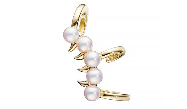 <strong>idea by SOSU｜アイデアバイソスウ</strong><br />「TASAKI」ポップアップショップ　デインジャー スコーピオン イヤーカフ（TASAKI）18K イエローゴールド / あこや真珠　22万6800円　©TASAKI