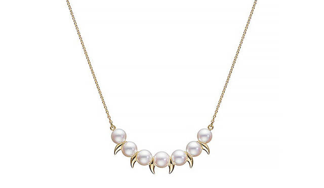 <strong>idea by SOSU｜アイデアバイソスウ</strong><br />「TASAKI」ポップアップショップ　デインジャー スコーピオン ネックレス（TASAKI）18K イエローゴールド / あこや真珠　20万5200円　©TASAKI