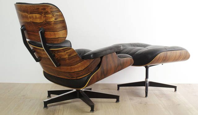 イベント「MODERNISM SHOW -モダン家具とその周辺-」　チャールズ＆レイ・イームズの「Eames Lounge Chair & Ottoman」は、1990年に伐採制限のため廃番となった希少なブラジリアンローズウッドのチェア&オットマン。本革張りでクッションにはフェザーダウンが使われているため、現行品では味わえない贅沢な座り心地が楽しめる