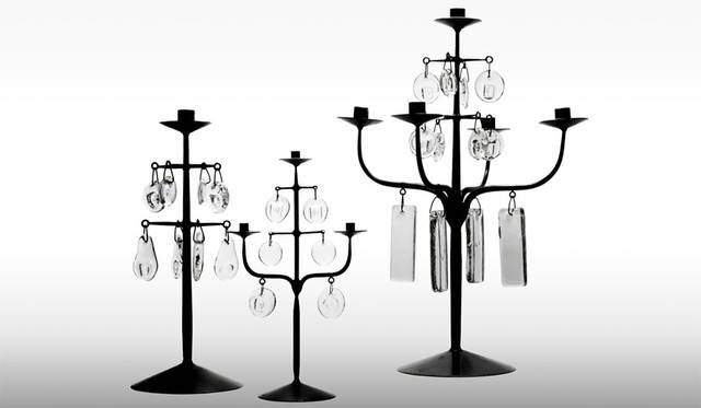 イベント「MODERNISM SHOW -モダン家具とその周辺-」　デザイナー、エリック・ホグランによる「CANDELABRA」は、ハンマーワークにより成形する鍛鉄の技法をもちい製作された鉄製のベースに、初期の作品に見られるプリミティブなモチーフを型押ししたガラスのオーナメントがぶら下げられたキャンドルスタンド。それぞれ表情のある黒い鉄と透明のガラスによりストイックで独特な存在感を醸し出している