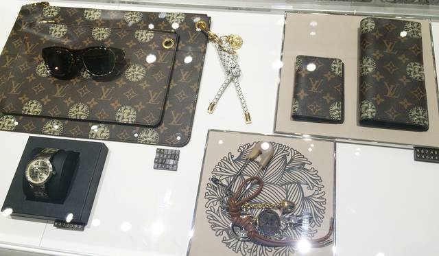 ポップアップストアの限定モノグラム アイテム