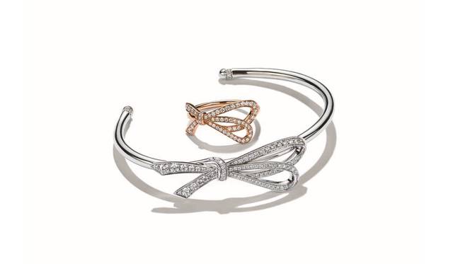 ティファニー ボウ<br />ブレスレット 112万3200円、リング 56万7000円 Photo Credit: © Tiffany & Co. ※価格変更の可能性あり