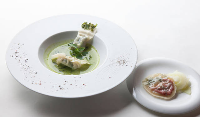 奥田政行氏（イタリア料理店「アル・ケッチャーノ」オーナーシェフ）による餃子 『庄内の海』