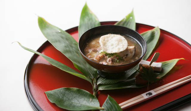 日本料理店「くろぎ」料理長、 黒木純氏が作った餃子『月とすっぽん』