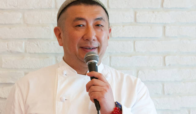 パラダイス山元氏は、マンボミュージシャンであり、会員制高級紳士餃子「蔓餃苑」店主
