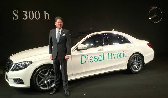 ディーゼルバイブリッドの「S 300h」を紹介する、上野金太郎メルセデス・ベンツ日本社長