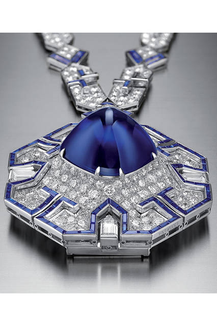 ソートワール<br /><br />「エリザベス･テイラー ルーム」に展示されるソートワール。1972年2月27日、エリザベス・テイラーの40歳の誕生日に夫リチャード･バートンから贈られたもの。ペンダントトップは取り外してブローチとしても使用でき、センターにセットされたサファイアは、ピラミッドのように中央を高くした「シュガーローフ」シェイプに磨かれれている。このサファイアはおよそ65カラットにもおよぶモノで、ほかにはない輝きを放つ