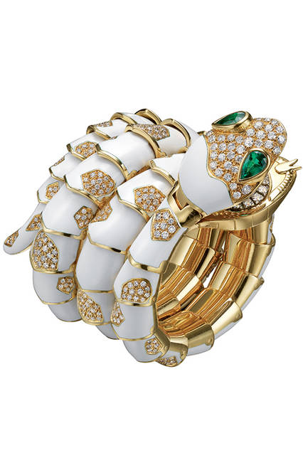 セルペンティ<br /><br />「独自性あるモチーフ」の「セルペンティ」コレクションを代表するブレスレットウォッチ。古代ギリシャ・ローマ時代から「セルペンティ」(蛇)は「英知」や「若さ」「永遠」のシンボルとして人びとを魅了してきた。1970年頃の作品で、ゴールドの上にエナメルで鱗を表現するなど、ブルガリの宝飾品の完成度の高さを、いまに伝えている