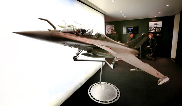 BELL & ROSSのブースで展示されていた巨大なフランス軍戦闘機「ラファール」の模型が展示されていた