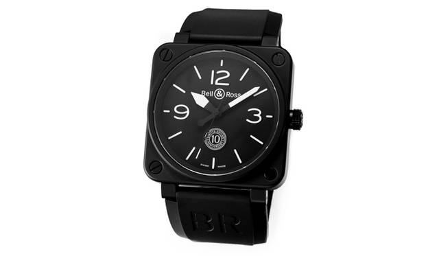 <strong>BR01 10thアニバーサリー</strong><br />ケース｜ブラックセラミック<br />サイズ｜縦横46mm<br />ムーブメント｜自動巻き（Cal.302）<br />ストラップ｜ブラックラバー（ブラックキャンバスストラップ付属）<br />防水｜100ｍ<br />限定数｜500本<br />発売時期｜2015年6～7月予定<br />予価｜65万8800円<br />