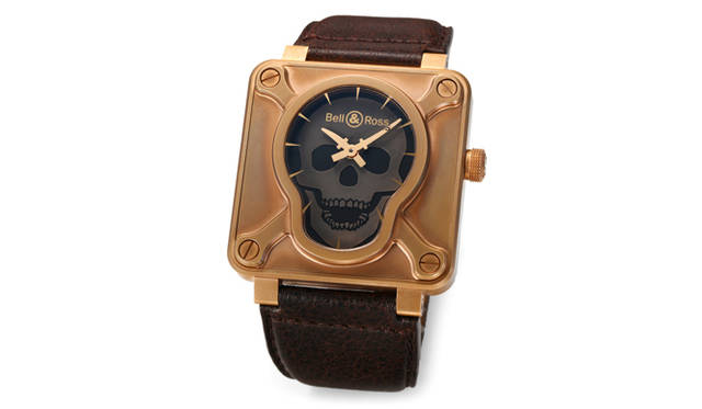 <strong>BR01 スカル ブロンズ</strong><br />ケース｜ブロンズ<br />サイズ｜縦横46mm<br />ムーブメント｜自動巻き（Cal.302）<br />ストラップ｜カーフスキン（ダメージ仕上げ）<br />防水｜100ｍ<br />限定数｜500本<br />発売時期｜2015年10～11月予定<br />予価｜87万4800円<br />