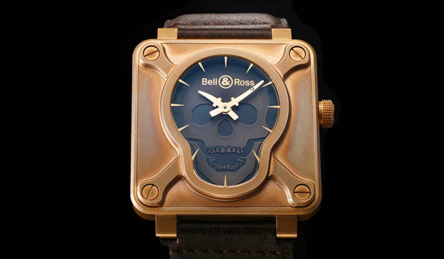 <strong>BR01 スカル ブロンズ</strong><br />ケース｜ブロンズ<br />サイズ｜縦横46mm<br />ムーブメント｜自動巻き（Cal.302）<br />ストラップ｜カーフスキン（ダメージ仕上げ）<br />防水｜100ｍ<br />限定数｜500本<br />発売時期｜2015年10～11月予定<br />予価｜87万4800円<br />