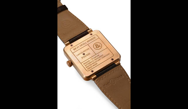 <strong>BR01 スカル ブロンズ</strong><br />ケース｜ブロンズ<br />サイズ｜縦横46mm<br />ムーブメント｜自動巻き（Cal.302）<br />ストラップ｜カーフスキン（ダメージ仕上げ）<br />防水｜100ｍ<br />限定数｜500本<br />発売時期｜2015年10～11月予定<br />予価｜87万4800円<br />