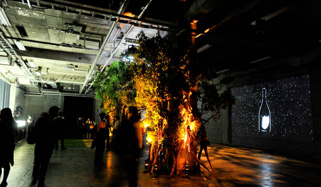 イベントでは、はじめにP1の世界に身を置くことに。各自、エントランスで手わたされたグラスで、通常のドン ペリニヨン ヴィンテージ 2005を味わう趣向だ