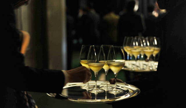 「ドン ペリニヨン P2-1998」が手わたされ、グラスからは芳醇なアロマがしっかりと漂ってくる