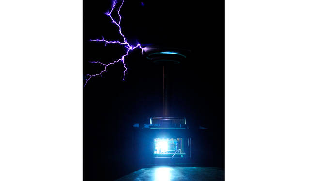 エネルギーが凝縮された高電圧は空気を絶縁破壊し、稲妻を発する