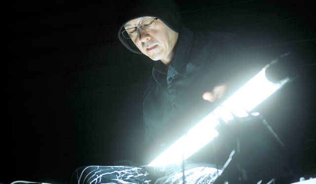 蛍光灯アーティスト伊東篤宏氏により、即興音楽が繰り広げられた