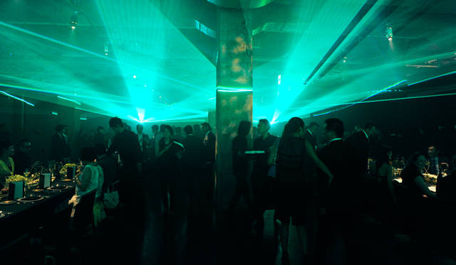 会場には雷鳴がとどろき、正面のステージには滝が流れている