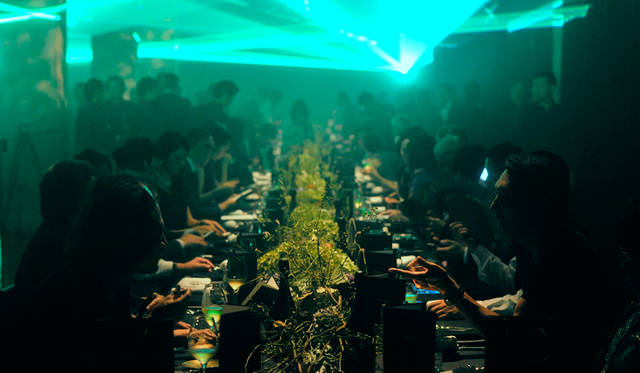 再び、次の空間へと誘うオーロラ（レーザーによる演出）に導かれ、来場者はそれぞれの席へ。ここからは「ドン ペリニヨン P2-1998」を引き立てたディナータイムである