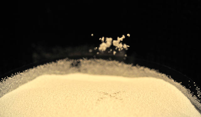 目には見えない“超音波”を用いて重力の制約を解き放ち、物体が浮遊する