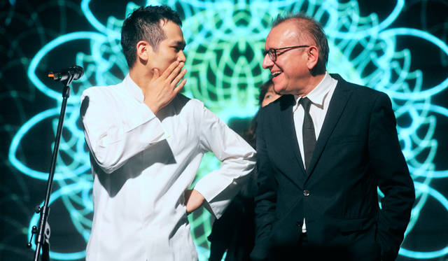 ディナー会場のステージで笑顔を見せるリシャール・ジェフロワ氏