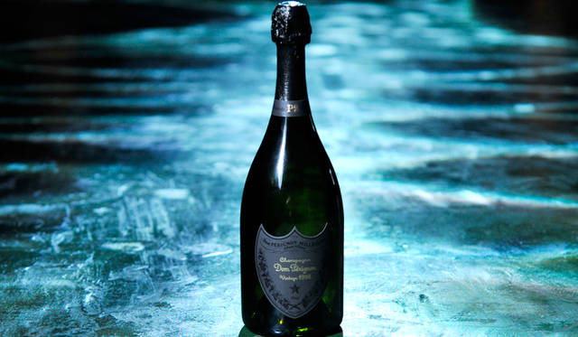 落合陽一氏の手により、巨大な倉庫がP2の類まれなるエネルギーを示す幻想スペースへと姿を変えた