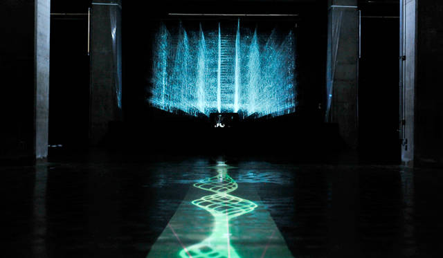 一連のプレゼンテーションを、3組のアーティストとともに手がけたのは、“現代の魔法使い”ことメディアアーティストの落合陽一氏