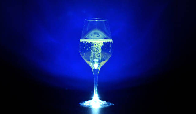 光の特性を利用して、ドン ペリニヨンの泡を倍増させている