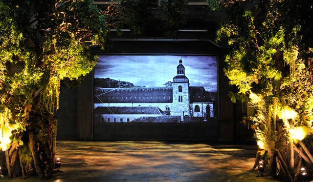 生い茂る樹木により自然界の恵みが表現され、壁面にはオーヴィレール大修道院の写真が映像として映し出された