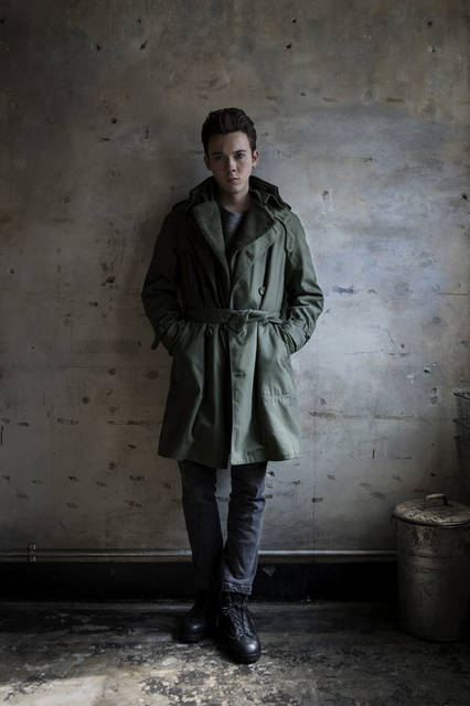 <strong>SLOWGUN｜スロウガン</strong><br /><strong>2015-16年 秋冬コレクション</strong>　Coat 11万3400円、Sweat 1万8360円、Pants 2万7000円、Shoes 5万9400円